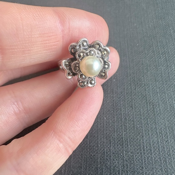 Marcasites and genuine pearl sterling ring - Picture 2 of 4